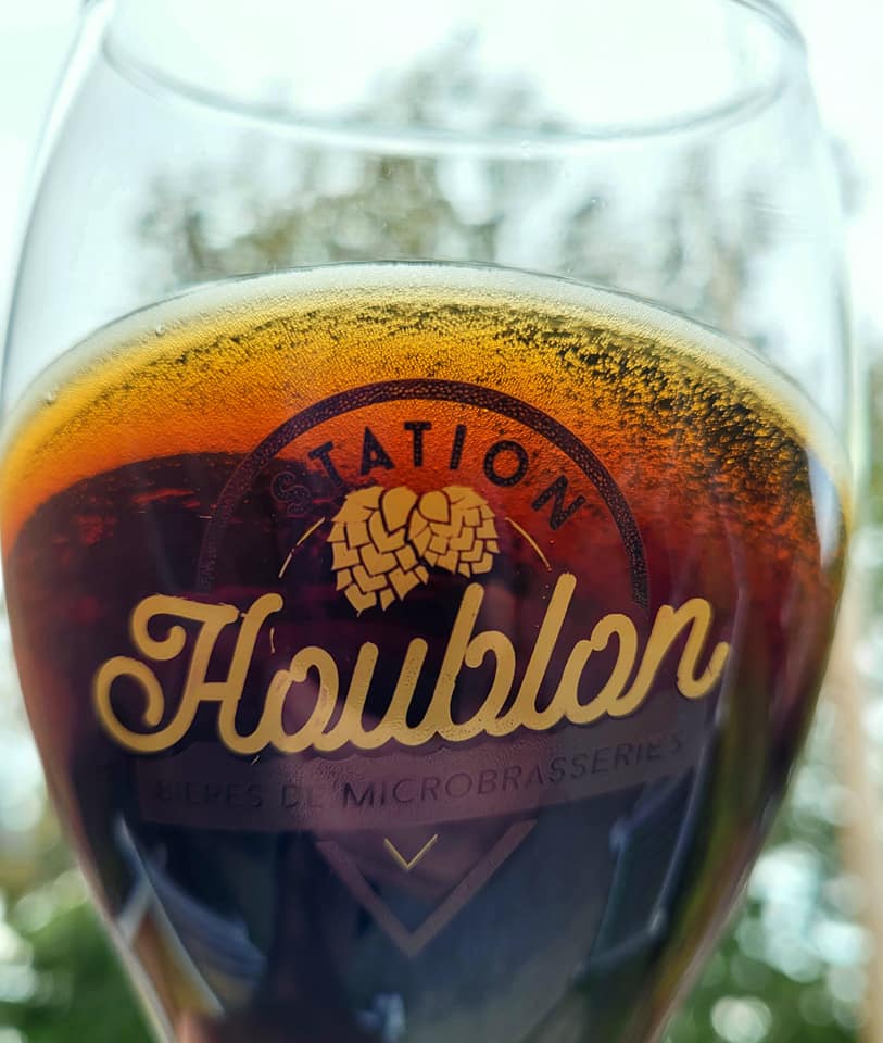 Une bière de la microbrasserie Le Naufrageur dans un verre de Station Houblon